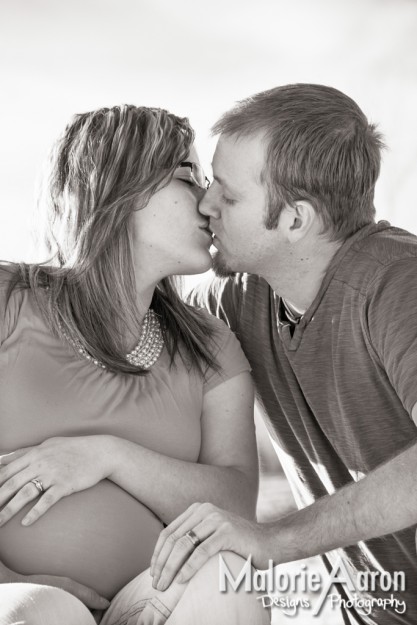 MalorieAaron-rexburgMaternity-portraits-couple-maternity-pregnant-baby-pictures-glowingMom-kiss-photography